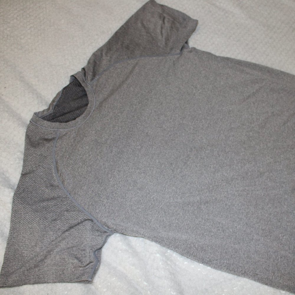 Men's L Gray lululemon Metal Vent Tech Workout Shirt